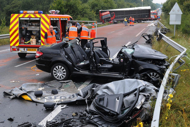 ©PHOTOPQR/LA MONTAGNE /JEAN MARC SCHAER / MONTBEUGNY / LE 23/08/10 Accident sur la rcea entre deux camions et une voiture