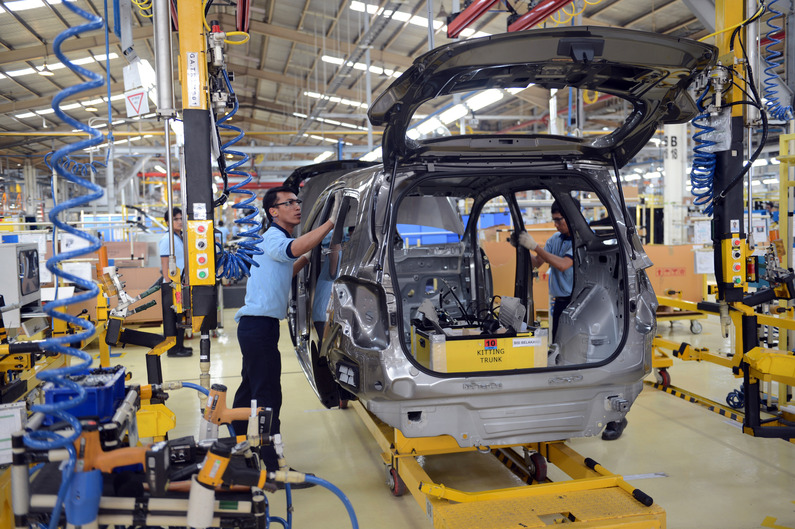 Indonesian workers inspect the shell of Chevrolet Spin at the newly inaugurated plant of the US giant carmaker General Motors in Bekasi located outside of Jakarta on May 8, 2013. GM invested 150 million USD in the new facility in Indonesia, a country that has one of the best growth rates in the world, driven by strong domestic consumption and high levels of foreign investment. The plant assembles Chevrolet Spin a sub-compact multi purpose vehicle for domestic market and is capable of producing 40,000 vehicles per year.  AFP PHOTO / ROMEO GACAD